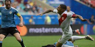 Paolo Guerrero fue derribado en el área de Uruguay, pidió el VAR pero el árbitro no le hizo caso