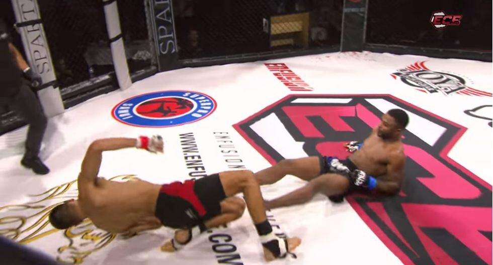 Tremendo doble knockout dio la vuelta al mundo. (Captura YouTube)