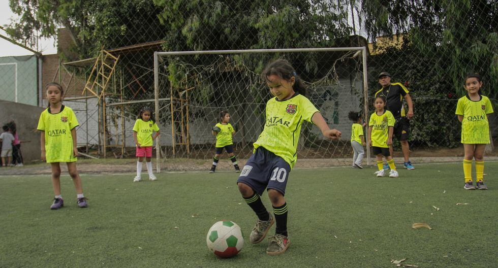 niñas entrenan futbol