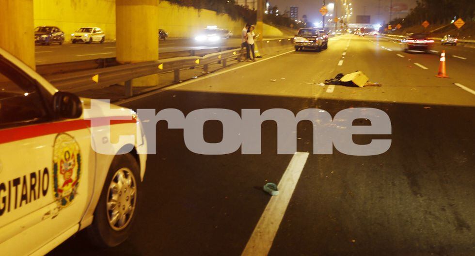 El fatídico hecho se registró debajo del puente Benavides, cuando aparentemente la víctima intentó cruzar hacia el paradero de enfrente para abordar un bus. (Foto: José Caja)