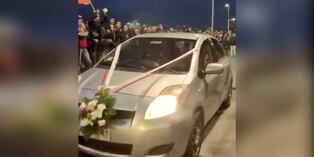 Manifestantes que bloqueaban avenida en Chile abren paso a un auto de recién casados