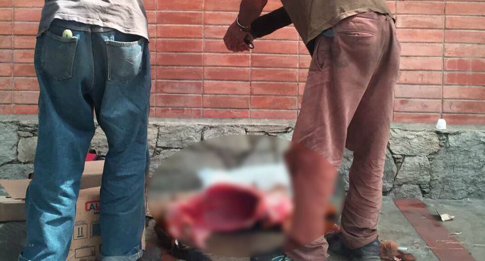 Venezuela: hombres despellejan a perros en las calles ¿para comerlos?