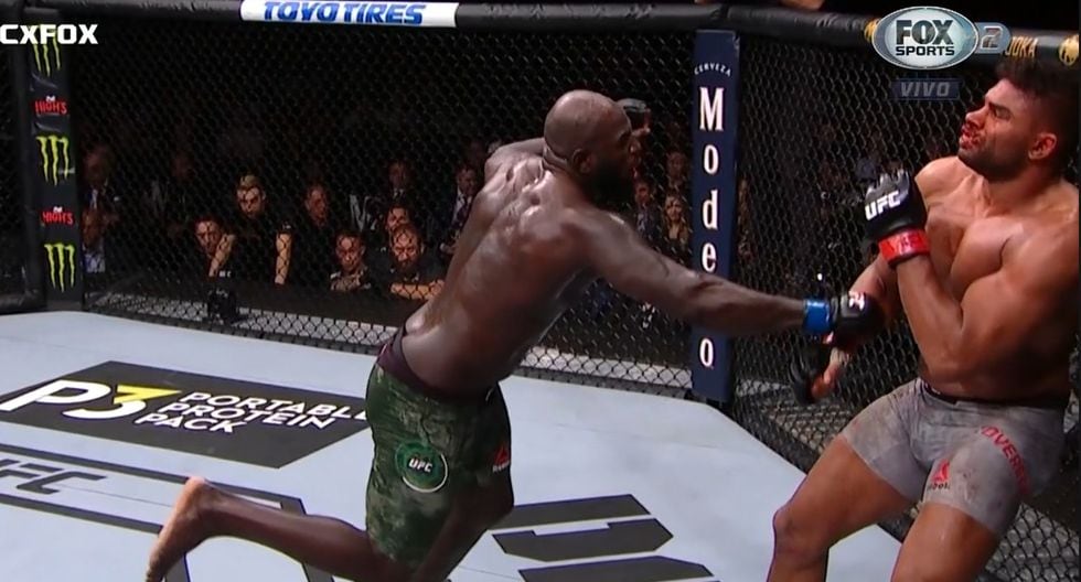 Overeem tenía ganada la pelea, pero terminó cayendo horrendamente. (Captura TV)