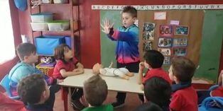 Niño de 5 años enseña primeros auxilios a sus amiguitos de su colegio y se vuelve viral
