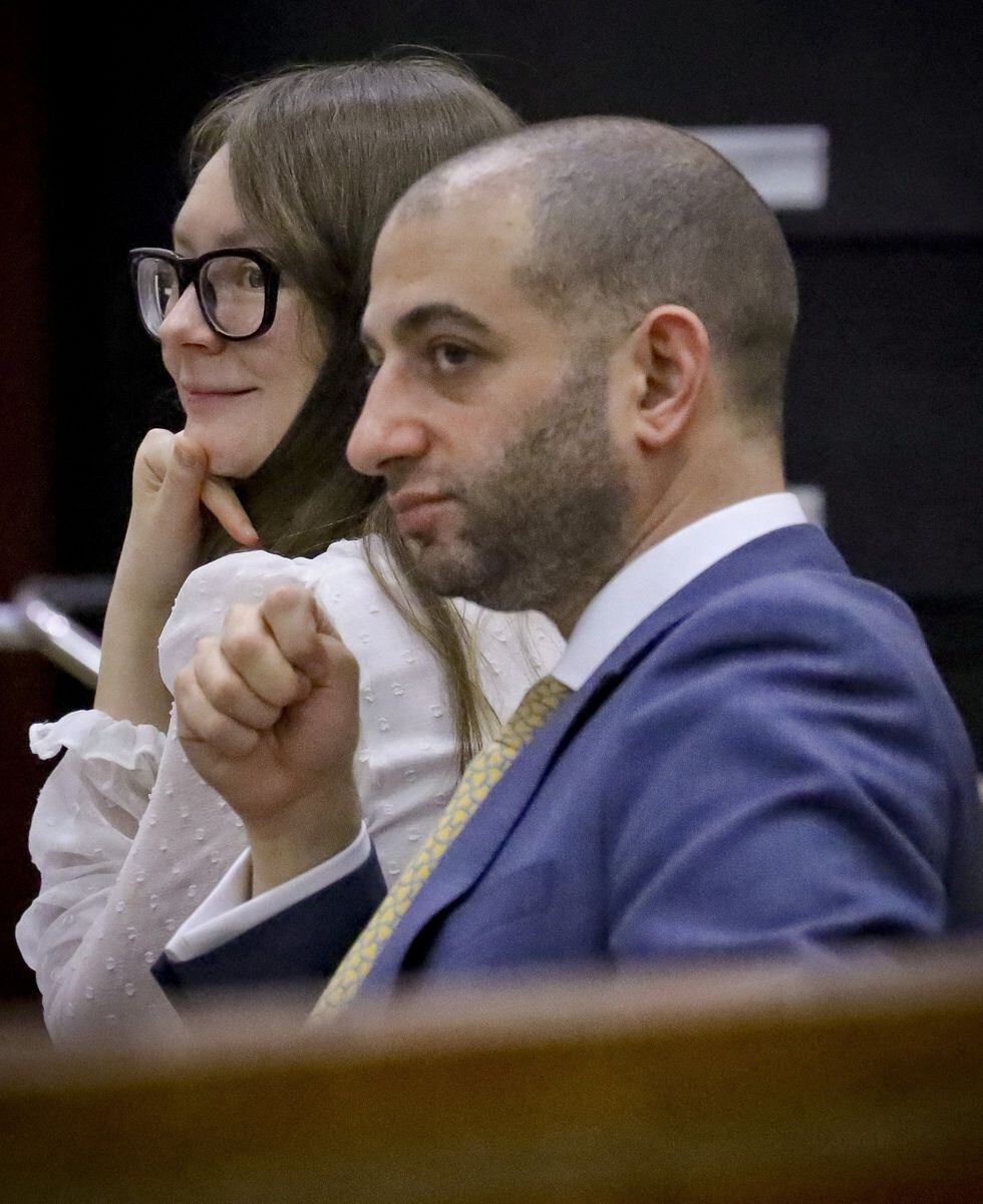 Anna Sorokin junto a su abogado, Todd Spodek. (Foto: AP)
