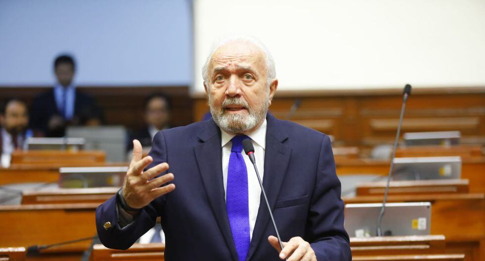 Esta renuncia se produce pese a que Petrozzi defendió este martes la contratación de su excolega en la Bancada Liberal. (Foto: Congreso)