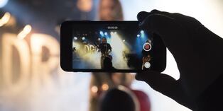 Le pidió a una leyenda viva del rock sin saber quién era que le tomara una foto en un concierto al que ambos asistieron