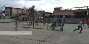 Vecinos sueldan arcos para que no puedan jugar fútbol pero niños se las ingenian y se divierten en partido