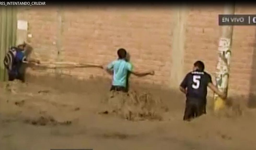 Hombre se aferra a una pared para no ser arrastrado por huaico.
