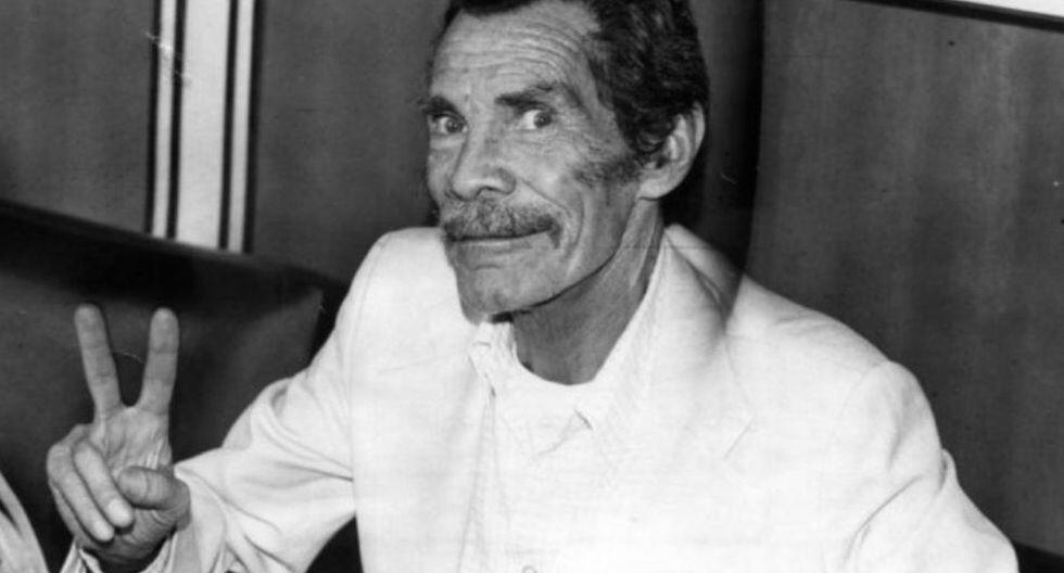 Foto tomada en mayo de 1988, en el aeropuerto Jorge Chávez. Ramón Valdés vino al Perú a grabar comerciales de turrón San José. (Foto: Archivo histórico de El Comercio)