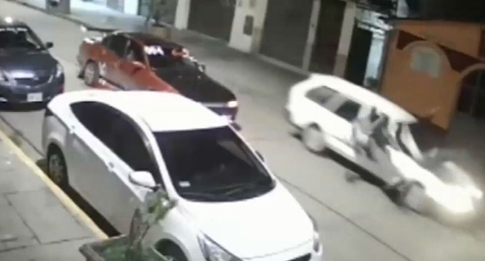 Dos amigos fueron atropellados por un station wagon. (Captura: ATV)