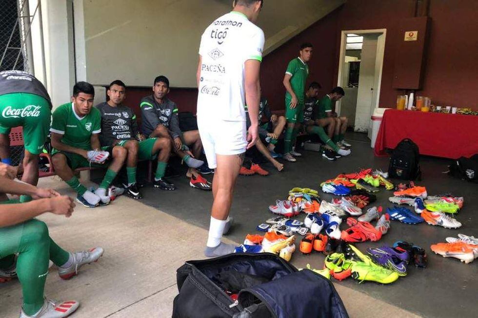 Los jugadores de Bolivia tuvieron que cambiarse debajo de las gradas del complejo de sao Paulo. (Foto: Federación Boliviana de Fútbol)