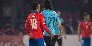 Erick Osores llamó"proctólogo" a Gonzalo Jara recordandoel polémico dedo a Edinson Cavani en Chile vs Uruguay