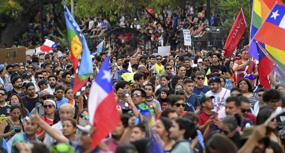 Un millón de personas protestaron este viernes en Santiago de Chile en medio de estallido social. Manifestante se pronunciaron contra el presidente Sebastián Piñera y la desigualdad social. (Foto: AFP)