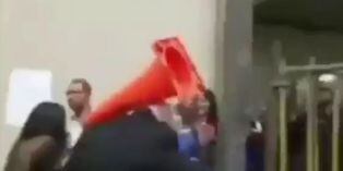 Carlos Tubino: aparece video del preciso instante en el que recibe un cono de transito en la cabeza