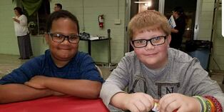 Después de la muerte de su mejor amigo, un niño recaudó dinero para pagar la lápida