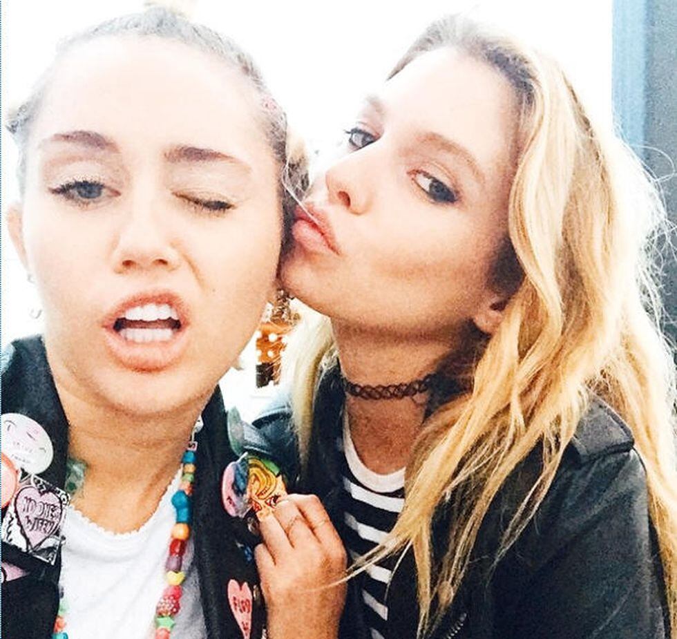 Miley Cyrus y Stella Maxwell cuando tenían una relación en el 2015.