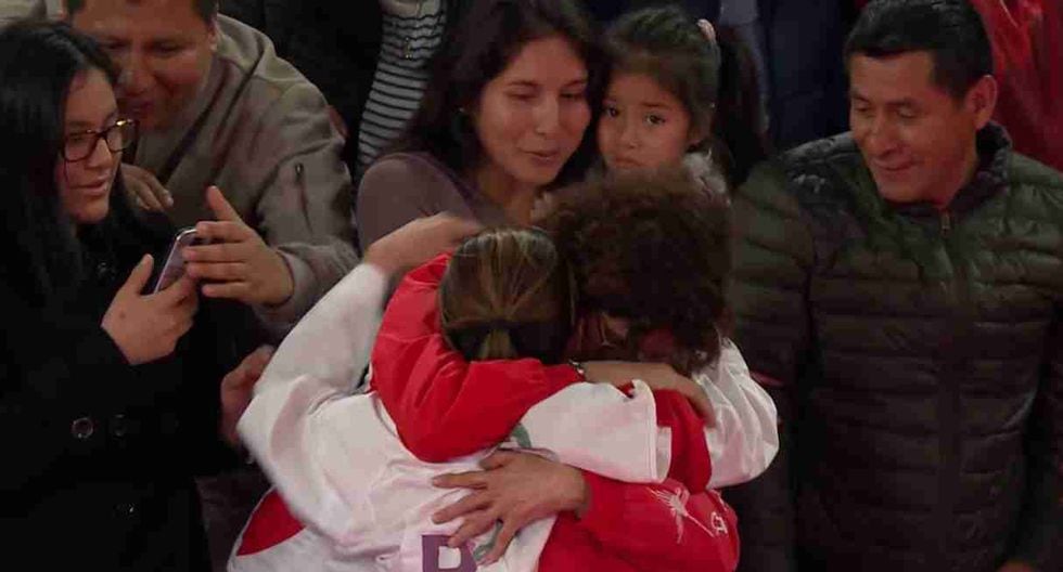 Alexandra Grande se abrazó con su mamá para celebrar la medalla de oro. (Captura: TV Perú)