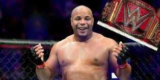 Daniel Cormier le pide a Brock Lesnar llevar su cinturón a UFC 'porque él también quiere ser campeón de WWE' | VIDEO