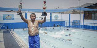 Conoce al maestro de natación más viejito de Lima Norte