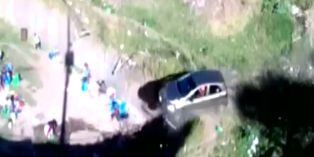 Cusco: Auto pierde el control, cae por pendiente y casi atropella a grupo de mujeres y niños ¡Se salvaron de milagro!