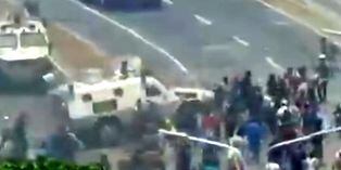 Venezuela: El terrible instante en el que tanque arrolla decenas de personas que protestaban contra Nicolás Maduro