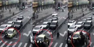 YouTube videos virales: Peatones levantan un auto para salvar a un niño atrapado bajo las llantas