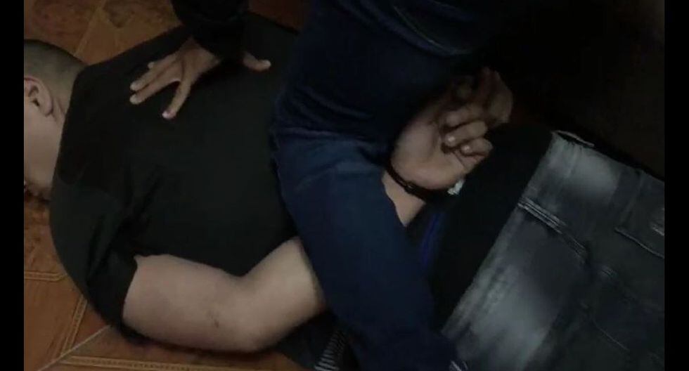 El hermano menor fue detenido por agentes policiales (Foto referencial)