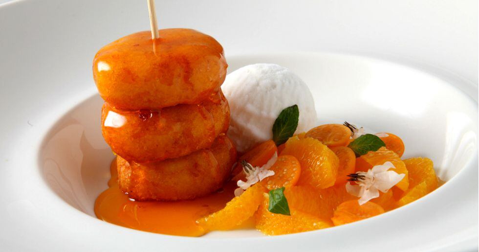 Estos picarones son una verdadera delicia. Están acompañados con gajos de naranja. (Foto: El Señorío de Sulco)