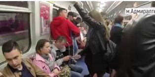 YouTube viral: Activista rocía lejía a los hombres que se sientan con las piernas abiertas en un metro de Rusia