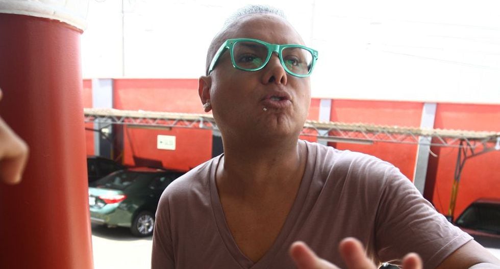 Carlos Cacho se burla de Karen Schwarz.