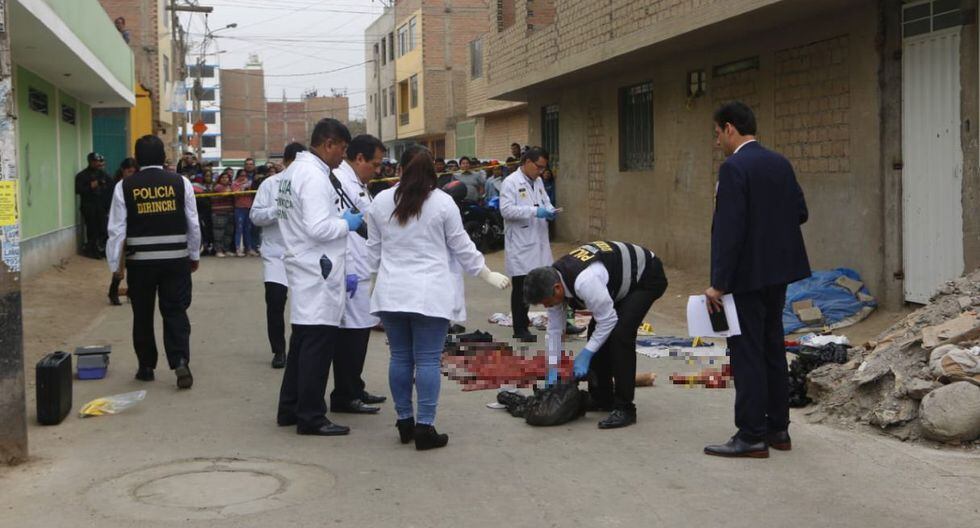 La Policía y la Fiscalía procedieron al levantamiento de los restos humanos hallados en San Martín de Porres y Rímac. (César Grados/GEC)