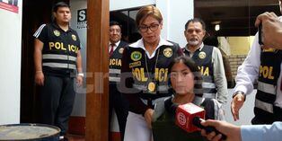 Huachipa: Indignados vecinos de padres que mataron a su bebé de 11 meses los insultan en plena diligencia