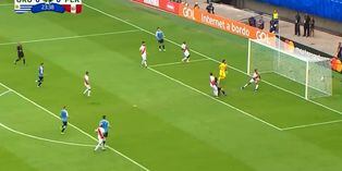 Edinson Cavani con el arco a su disposición, la lanzó a las nubes en el Perú vs Uruguay | VIDEO
