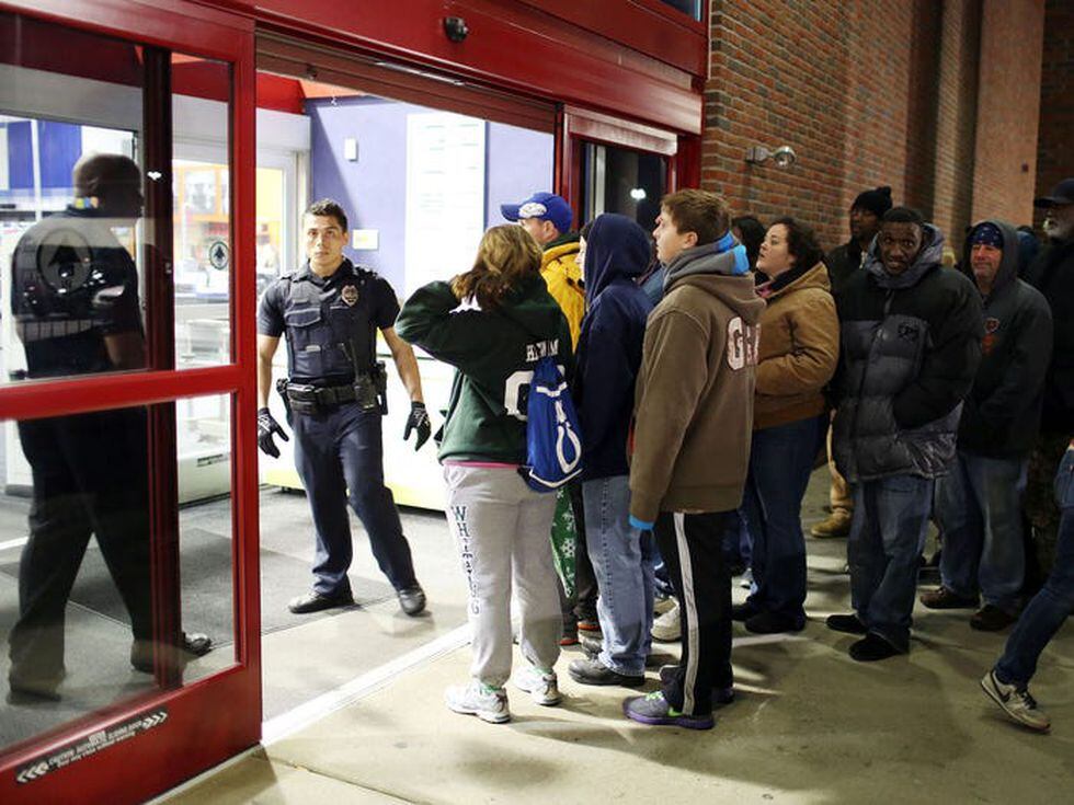 Los guardias de seguridad no se salva, ya que los clientes no permiten ser detenidos por nada ni nadie (Foto: AFP)