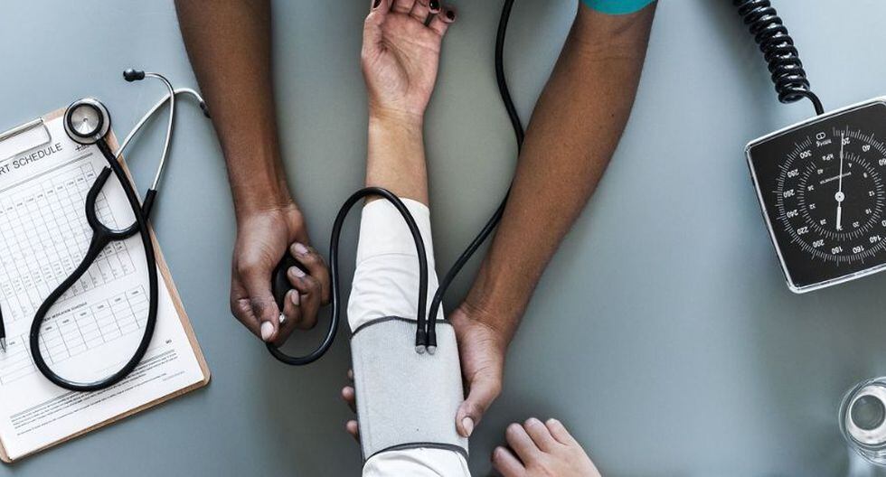 Visita al doctor periódicamente para controlar la presión arterial y para que recibas medicamentos en forma regular, nunca te automediques. (Foto: Pixabay)