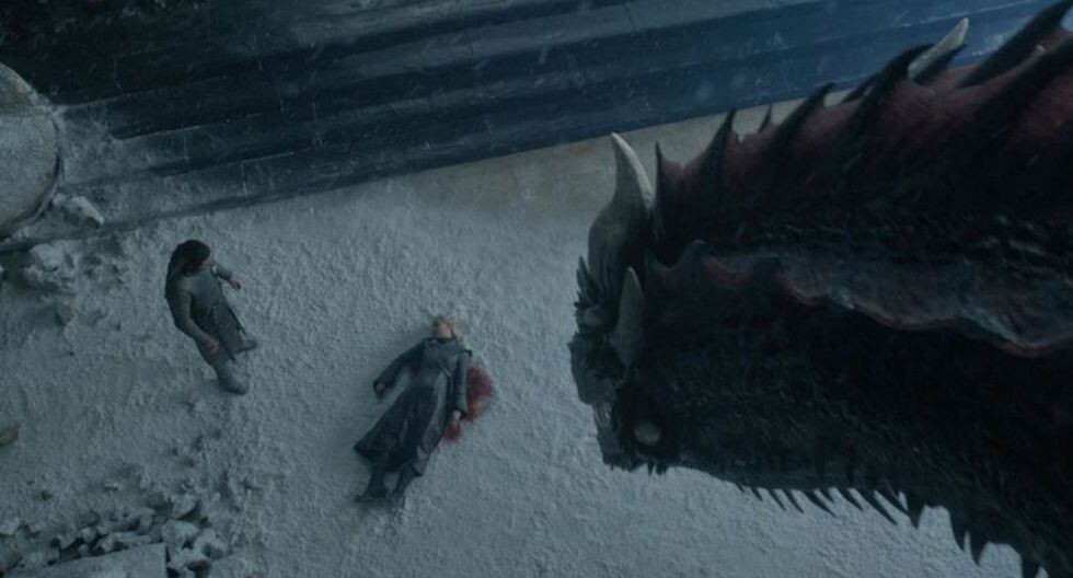 Drogon se suma en su tristeza y se lleva el cadáver de su madre muy lejos y a un lugar desconocido (Foto: HBO)