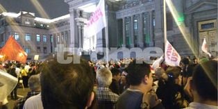 Deudos de La Cantuta y Barrios Altosprotestan contra indulto a Alberto Fujimori ante el Palacio de Justicia