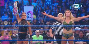 WWE: Becky Lynch y Charlotte Flair acabaron con Bayley y Sasha Banks en SmackDown | VIDEO