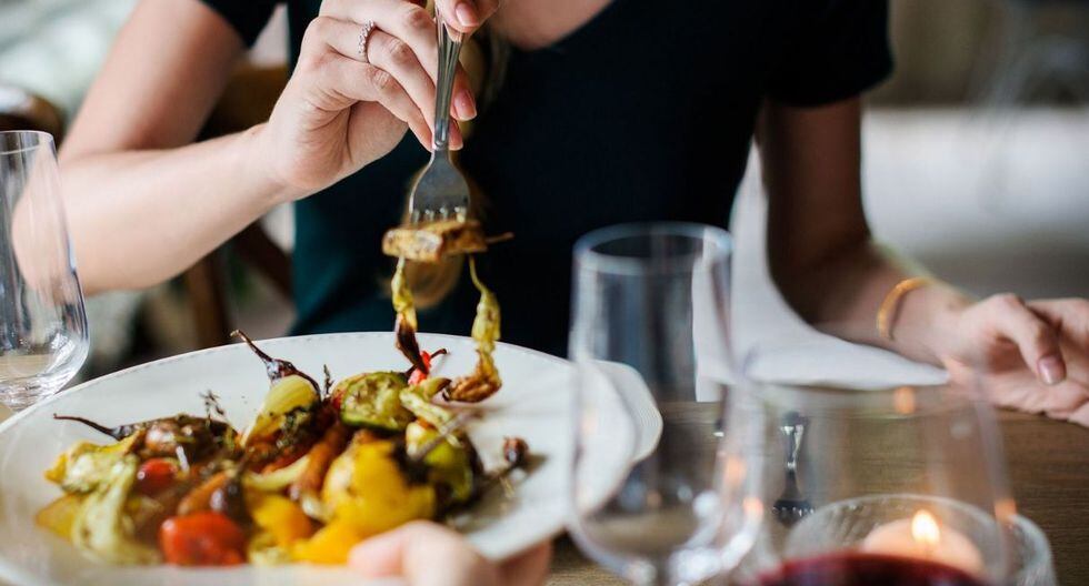 Come despacio, tomate tu tiempo para masticar tranquilo eliminando estrés. Cuando lo hagas habla poco y ríete bastante. (Foto: Pixabay)