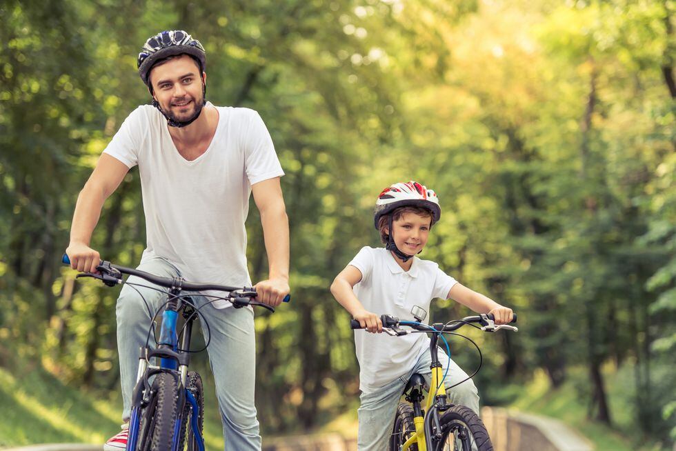 Motiva a tu hijo a que realice actividades al aire libre, como manejar bicicleta.