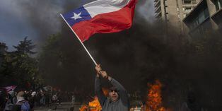 El cambio de la Constitución heredada de Pinochet surge como opción para desactivar crisis en Chile