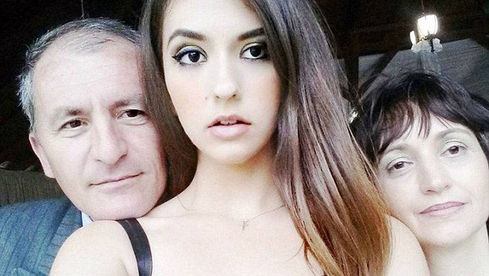 Alexandra y sus padres.