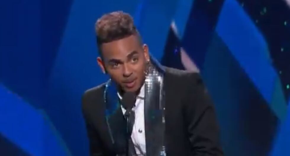 El cantante Ozuna se mostró muy emocionado al obtener su primer premio de la noche. (Foto: Twitter)