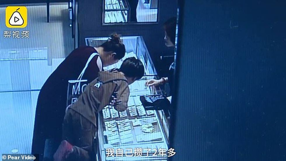 Niño compra anillo a su mamá pagando con cientos de monedas tras romper sus dos alcancías