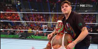 Rey Mysterio recibe una paliza de Samoa Joe delante de su hijo en WWE Money in the Bank | VIDEO