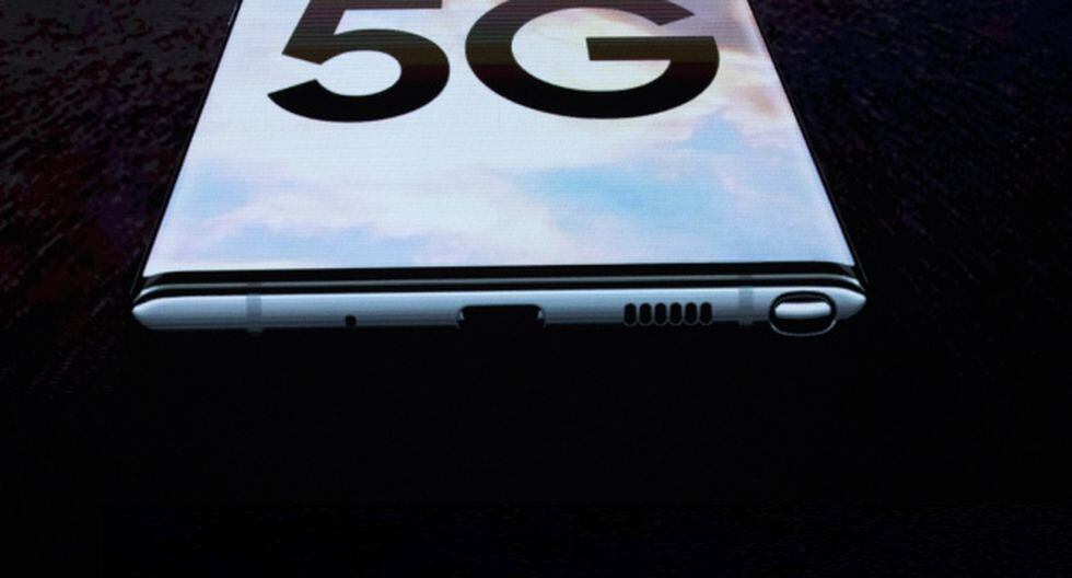Como se aprecia, la parte inferior donde se solía ubicar el puerto para audífonos en los smartphone Galaxy aparece sin la presencia de este. (Foto: AFP)