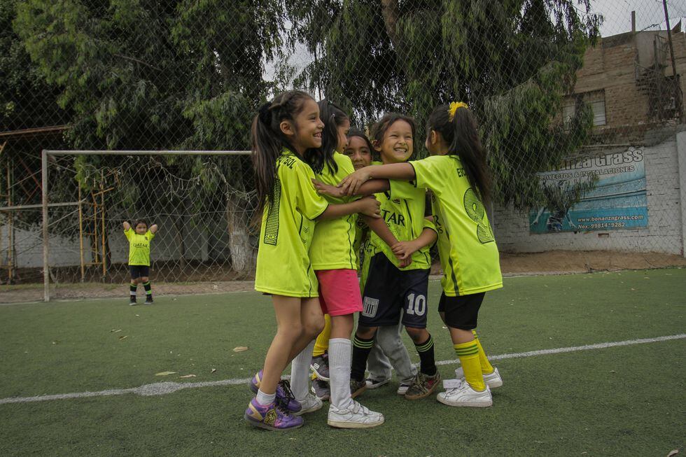 niñas juegan f{utbol
