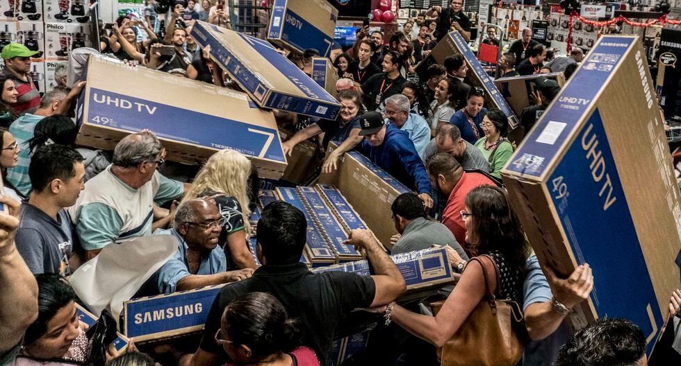 Durante el Black Friday se dan muchas historias locas y otras sorprendentes por el accionar de los clientes y su euforia por conseguir los mejores descuentos (Foto: AFP)